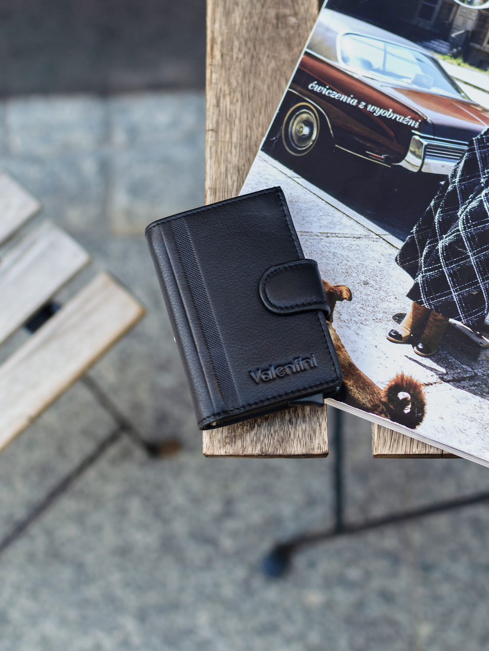 Metalowy portfel na karty w skórzanym etui Trophy 011 czarny