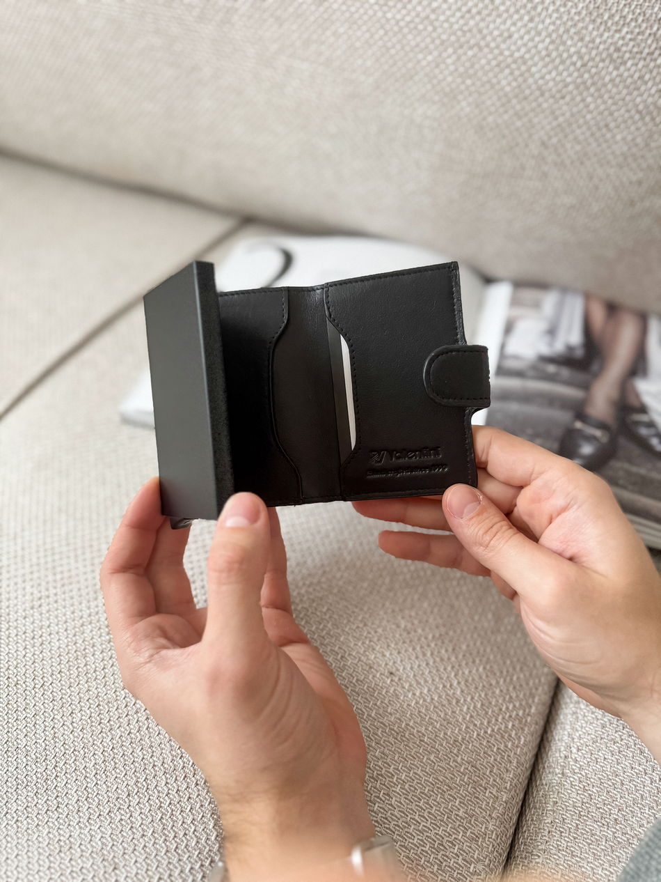 Metalowy portfel na karty w skórzanym etui Trophy 011 czarny